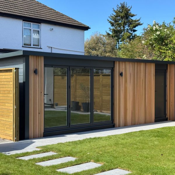 7.2m x 3.5m bespoke studio with external storage area