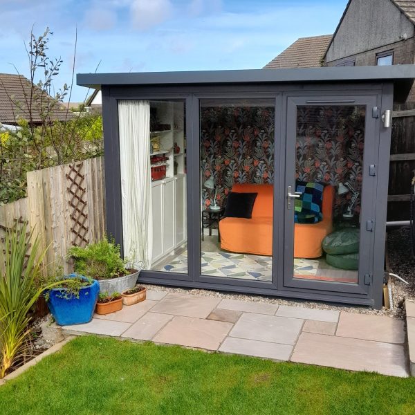 3m Hampton with grey laminate flooring and outside light